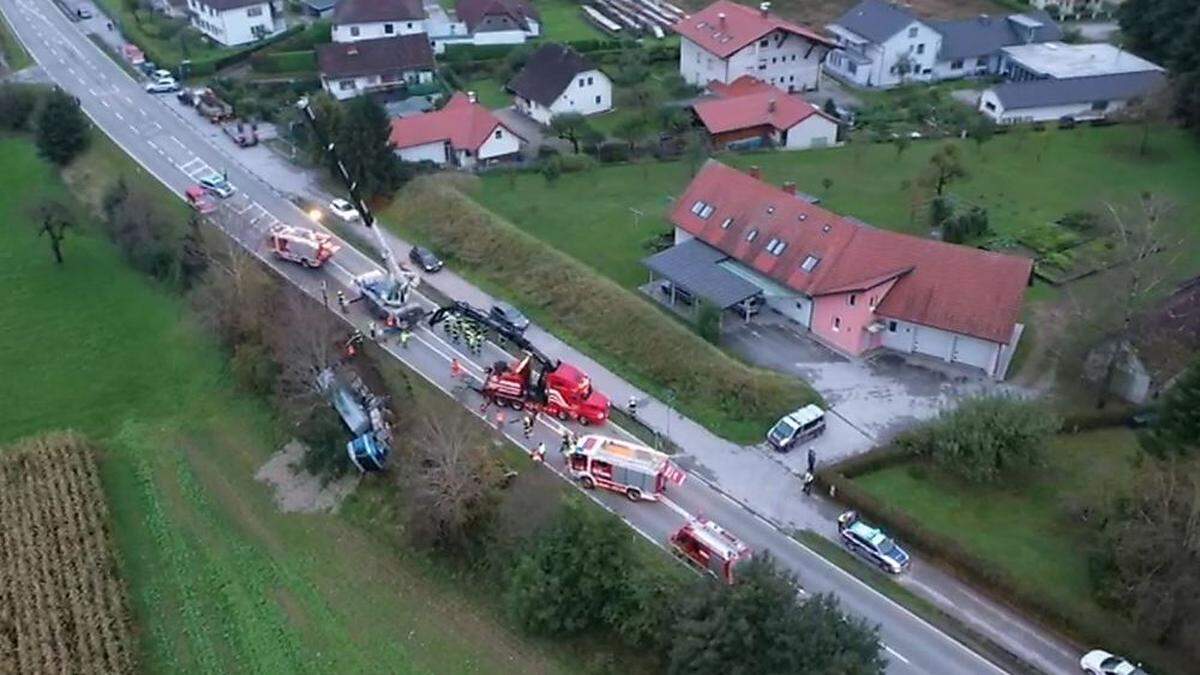 Ein mit Schotter beladener Sattelzug kam am Montag von der Seeberg Straße bei Eberndorf ab