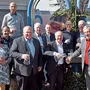 Die Vertreter der Verbände stoßen mit Wasser auf die Transportwasserleitung an.