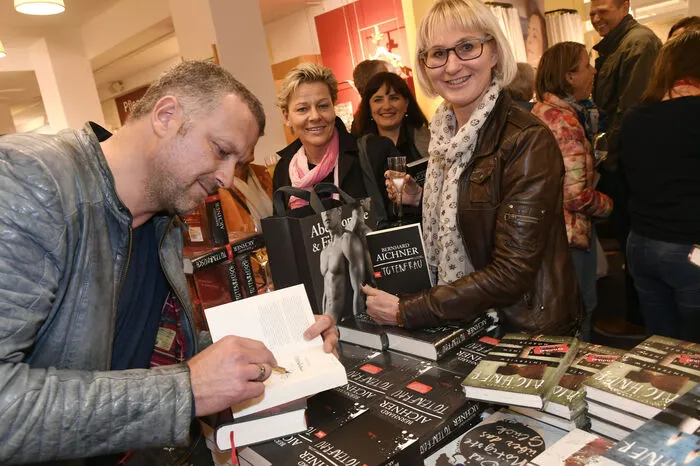 Autogrammstunde. Die Fans nutzten die Gelegenheit den Bestsellerautor persönlich kennenzulernen.