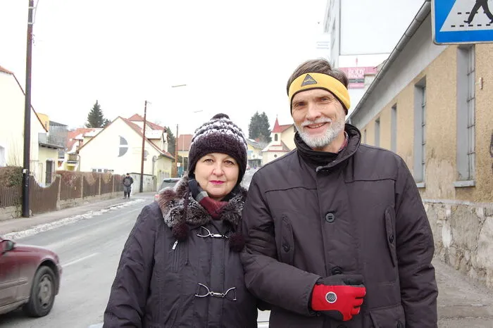 Peter und Vera Jagodič: "Die Kreuzung Rudolfstraße/Mölkweg ist eine sehr gefährliche Stelle. Da die Straßen schmal sind, ist es sowieso schon schwierig, wenn sich zwei Autos begegnen. Das Nachrangschild im Mölkweg steht zu knapp an der Kreuzung und man sieht es schlecht. Es gibt auch keine Haltelinie am Boden. Am Lustbühel wird die Zufahrtsstraße zur Sternwarte als Parkplatz missbraucht. Die Leute parken rechts und links des Weges im Wald. Das gehört dringend abgestellt. Wenn man am Lustbühel aus dem Bus aussteigt, ist es sehr gefährlich die Straße zu überqueren um auf die andere Seite zum Malitschweg zu kommen. Die Autos fahren da sehr schnell, man muss über die Straße rennen. Es gibt auch keinen Zebrastreifen.