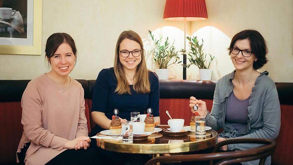 Die &quot;Mehlspeisenfräulein&quot; Elisabeth Köhl und Vera Straschek mit Hoteldirektorin Daria Ljilja-Schirmann (von links) 