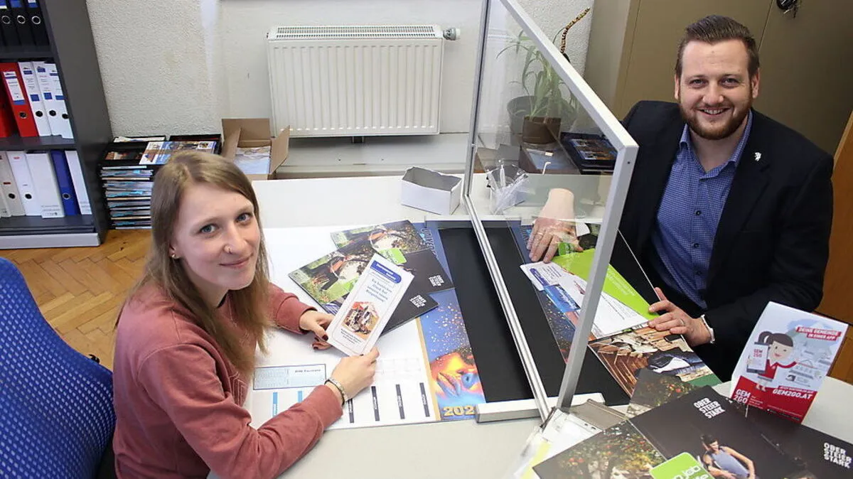 Bürgermeister Thomas Rauninger und Alexandra Maurer kontrollieren die Info-Pakete