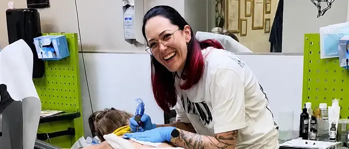 Jennifer Kriebernegg (37) in ihrem Studio in Preding bei der Arbeit
