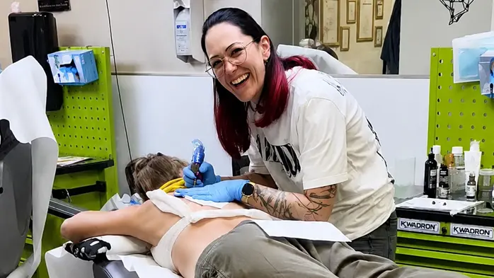 Jennifer Kriebernegg (37) in ihrem Studio in Preding bei der Arbeit