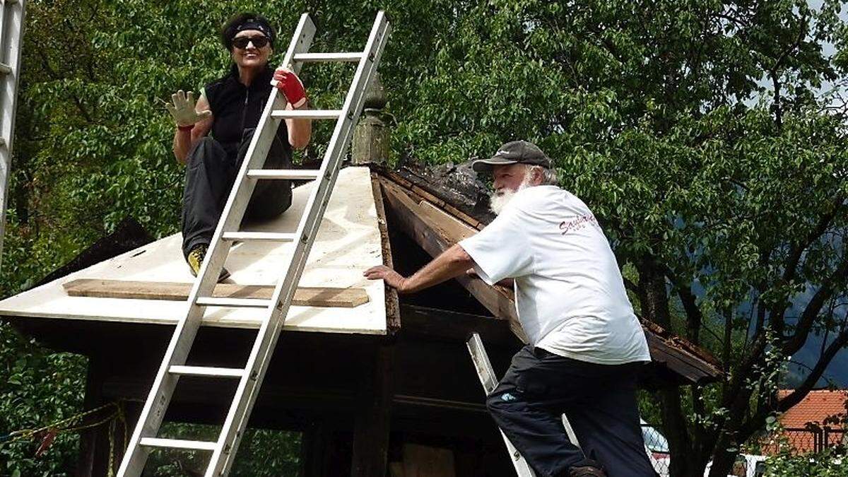 Anna Skender und Leopold Streißelberger haben begonnen, den alten Pavillon im Garten zu sanieren