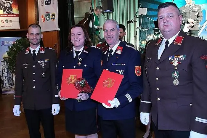 Von dieser Wehr wurden Alexander und Sabine Stauber für ihr Engagement und die jahrzehntelange Partnerschaft ausgezeichnet.