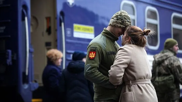 Ein ukrainischer Soldat verabschiedet sich von seiner Freundin, bevor in den Zug in Richtung Kiew steigt. Liew, Hauptbahnhof. 