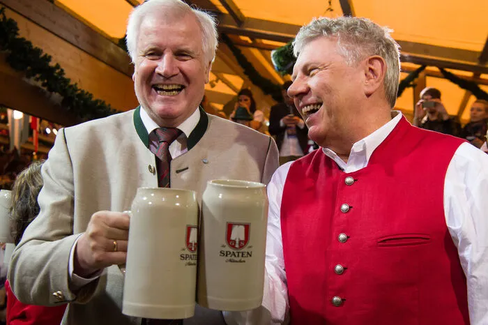 Der Münchener Oberbürgermeister Dieter Reiter stößt mit bayrischen Ministerpräsidenten Horst Seehofer an.
