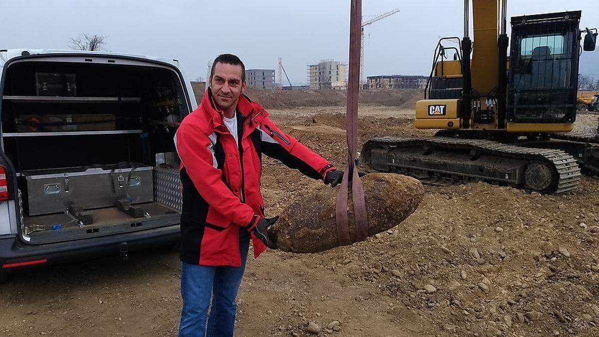 Martin Stenzel vom Entminungsdienst zeigt die entschärfte Bombe