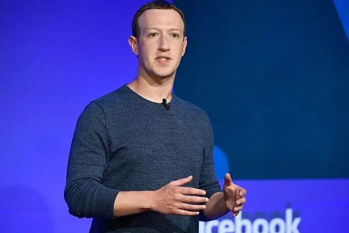 Einst als Genie gefeiert, gilt Facebook-Gründer Mark Zuckerberg inzwischen als eine der umstrittensten Figuren im Silicon Valley. Seinem Konzern Meta wird vorgeworfen, die Spaltungen der Gesellschaft zu vertiefen und mit der Gesundheit von Jugendlichen zu spielen. Bei aller Kritik, sein Werdegang ist durchaus faszinierend. Zuckerberg wuchs behütet in einem Vorort von New York auf. 2002 begann er an der Harvard University zu studieren. Schon dort entwickelte er unterschiedliche Programme für die studentische Community am Campus. Aus einem der Projekte entstand schließlich Facebook. Der Konzern heißt inzwischen Meta und kontrolliert die dominierenden Sozialen Netzwerke. Zuckerbergs Vermögen wird auf 121,7 Milliarden US-Dollar geschätzt.