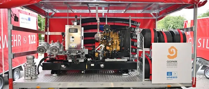 Offener Planenanhänger mit technischem Gerät
