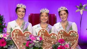 Königin Claudia zwischen den zwei Prinzessinnen Theresa (links) und Leonie 