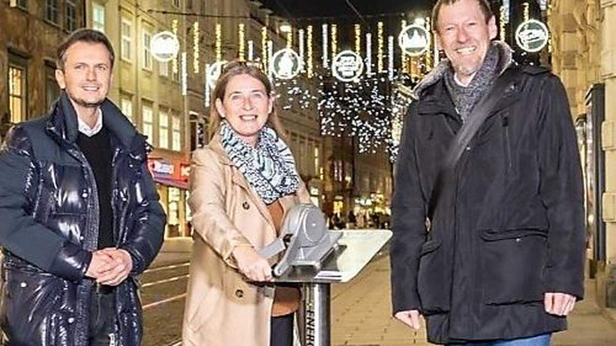 Mit Bürgermeisterin Elke Kahr und Richard Peer von der Holding Graz  (links) präsentierte City-Manager Heimo Maieritsch 2021 die neue Beleuchtung in der Herrengasse.