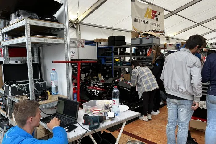 Kabel, Laptops, Werkzeugkoffer soweit das Auge reicht.