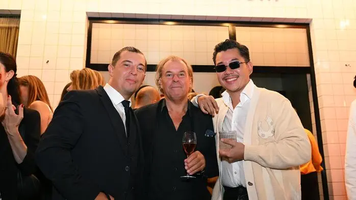 Sohn Jakob und Vater Albert Trummer mit Szenegastronom Martin Ho, der seinen Club im Untergeschoss eröffnen wird