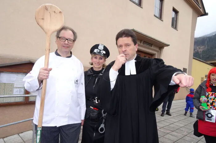 Die Organisatoren Emanuel Stadler und Tatjana Unterwandling mit dem evangelischen Pfarrer Jörg Hiltner.