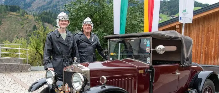 Zwei Männer stehen hinter einem Auto
