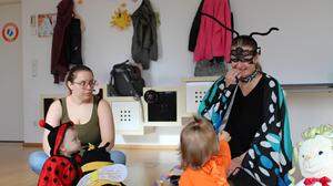 Christine Schwarzenberger lernt Kindern das Sprechen mit den Händen