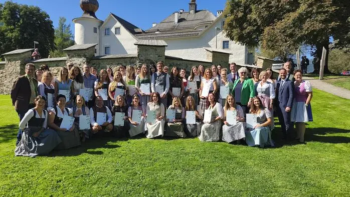 Festliche Stimmung im Schlossgarten von Schloss Feistritz: 43 Absolventinnen und Absolventen der Schule für Gesundheits- und Krankenpflege auf der Stolzalpe erhielten am 19. September ihre Diplome. 