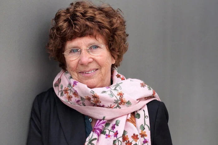 Sylvie Schenk (Deutschland): Die Autorin und Lyrikerin wurde 1994 in Chambéry/Frankreich geboren, lebt in Aachen und La Roche de Rame-Hautes Alpes. Sie liest auf Einladung von Hubert Winkels.