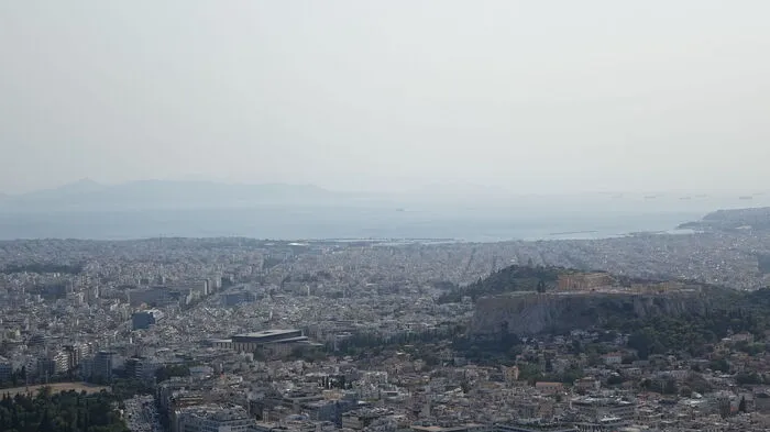 Der Blick vom Athener Stadtberg Lykabettus ist den Aufstieg wert. Es gibt auch eine Standseilbahn: Hin- und Rückfahrt: 7,50 Euro.
