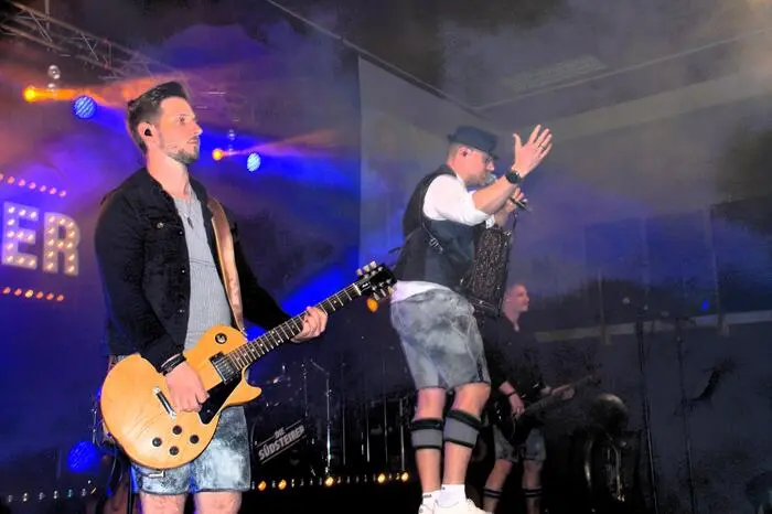 Da er nicht den ganzen Abend durchgängig auf der Bühne steht, bleibe mehr Zeit für den Austausch mit Musikerkollegen und natürlich den Fans. 