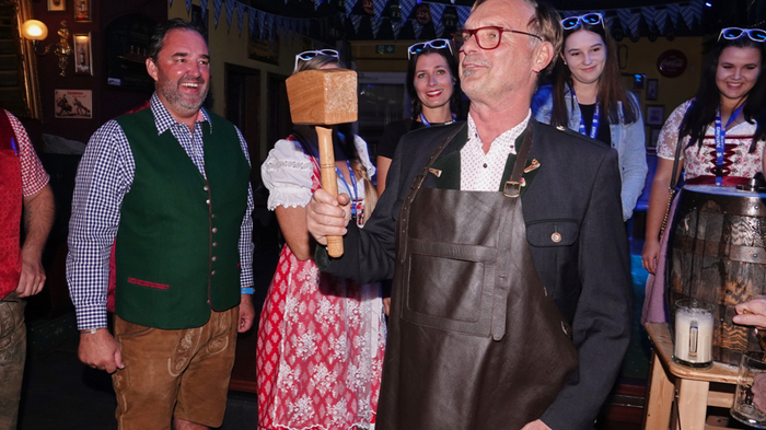 Mit Lederschurz und Holzschlägel ging Bürgermeister Erwin Eggenreich im Billard "The Pub" ans Werk.