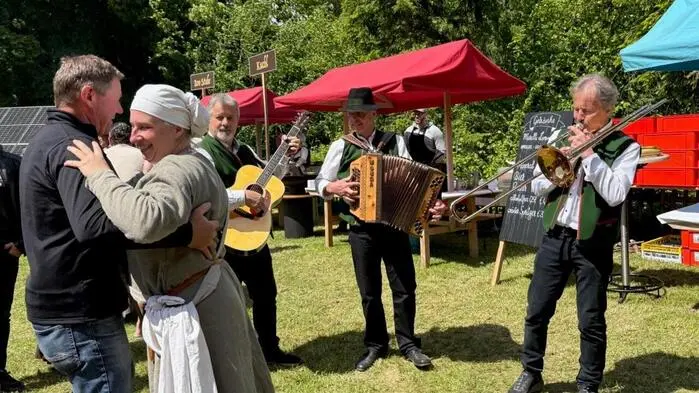 Beim Mittelalterfest auf der Burgruine Waxenegg wurde aufgespielt und dazu getanzt.