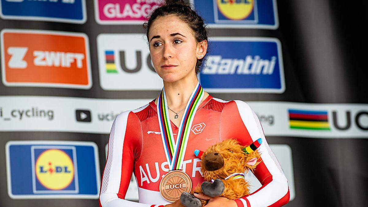 Christina Schweinberger mit ihrer Bronzemedaille