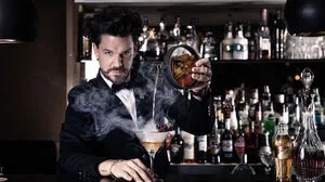 Mario Hofferer mixt für die Gäste der WM in Katar