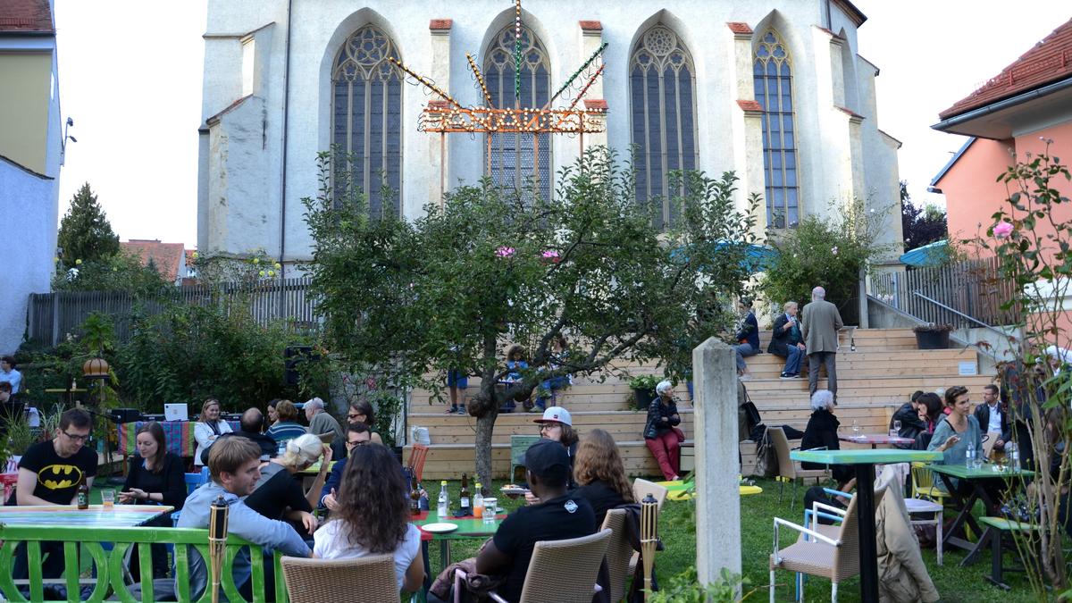 Der Platz vor der Grazer Leechkirche im Univiertel wird saniert