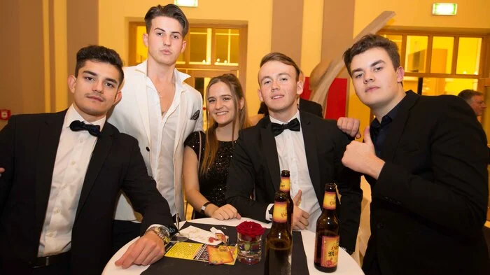Die Schüler und Lehrer und ihre Familien der Klagenfurter HTL1 Lastenstraße hatten am Samstag Ballzeit. Und zwar praktischerweise gleich gegenüber der Schule im Klagenfurter Konzerthaus, wo seit der Renovierung überhaupt erst ganz wenige Schulbälle stattgefunden haben. Die Karten für den "Abschlusstanz" der HTL waren extrem kontingentiert. Zur Mitternachtseinlage, die pünktlich um 24 Uhr nach Sommerzeitrechnung über die Bühne ging, tanzten die Schüler, wobei der Tanz "nach Schüssen" für alle "tödlich" endete. Der "Abschlusstanz" sozusagen. Die Band "Major 7" sorgte für den passenden Rahmen.