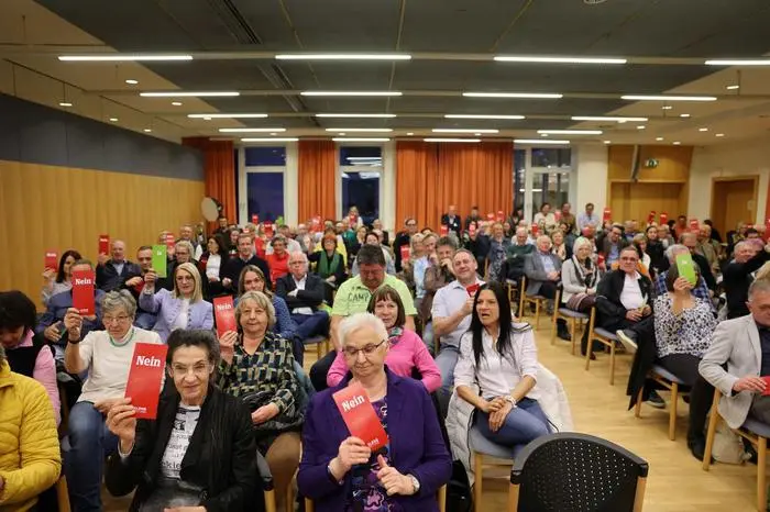 René Windegger, Kurt Tanner, Josef Fröhlich, Elke Florian, Andreas Brugger, Maria Steinwender, Birgit Heim, Roland Gall diskutieren 