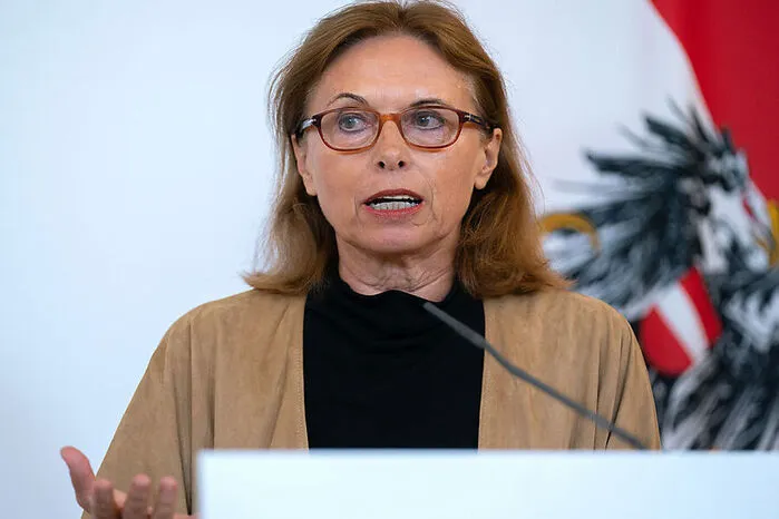 Interessant ist immer, was das für Tourismus zuständige Mitglied des Regierungsteams im Sommer so treibt. Die eigens installierte Staatssekretärin Susanne Kraus-Winkler verbringt "traditionell" mit Familie ein paar Tage in der Südsteiermark. Zudem geht es anlässlich der Festspiele nach Salzburg.