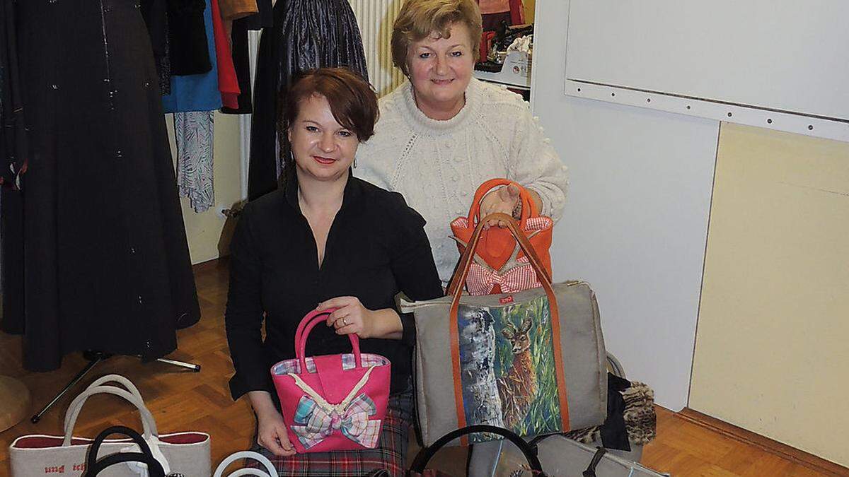 Melanie Duthaler und ihre Mama Maria Anna Maier mit einer kleinen Auswahl ihrer Taschen
