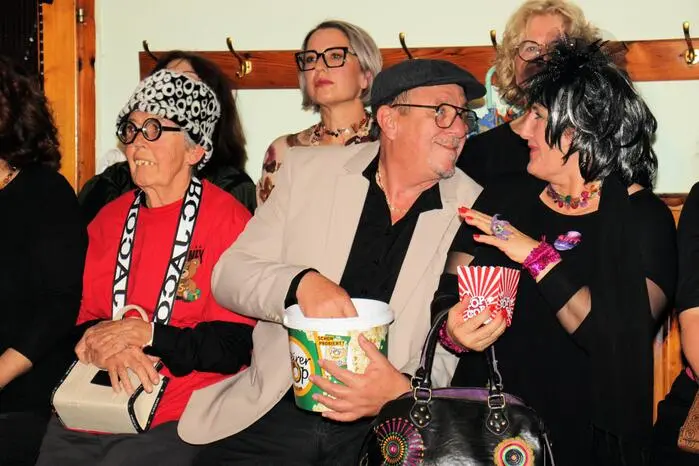 Wolfgang Mauser, Kathi Zoisl, Barbara Reinbacher-Stütz, Karl Kohlbacher, Romana Hammer, Karla Mauser, Fritzi Schröttner, Gabriele Zagler und Sonja Schröttner präsentierten sich in Höchstform und bewiesen eindrucksvoll ihre schauspielerischen Fähigkeiten in Kabarett, Satire und Theater. 