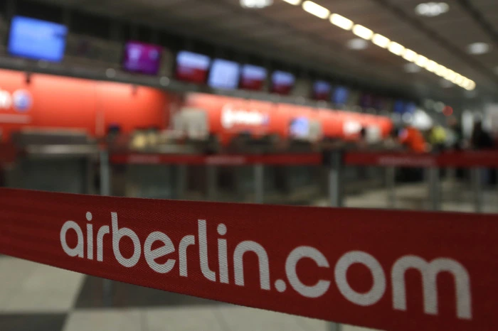 Berlins Regierender Bürgermeister Michael Müller sprach von einem "tiefen Einschnitt" im Berliner Luftverkehr. "Die Fluggesellschaft mit Sitz in der deutschen Hauptstadt und mit dem Namen Berlin auf ihren rot-weißen Maschinen war auf der ganzen Welt ein sympathischer Botschafter unserer Stadt."