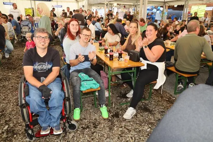 Ein Fest der Superlative organisierte der Benefizverein „Lebensfreid für olle Leit“ in Mühldorf. Der dabei erzielte Reingewinn geht an die herzkranke Elena (5) aus Eichkögl.