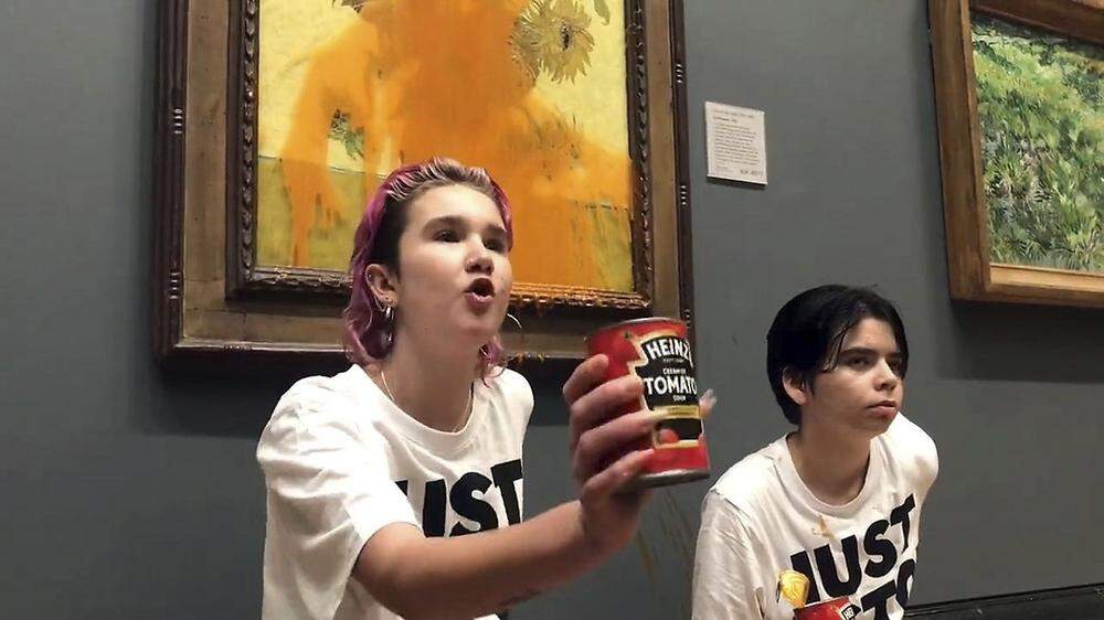 Als Initialzündung für die Kunst-Attacken gilt eine Aktion von Just Stop Oil in der Londoner National Gallery, wo zwei junge Frauen Tomatensuppe in Richtung des berühmten Werks &quot;Sonnenblumen&quot; von van Gogh warfen. 