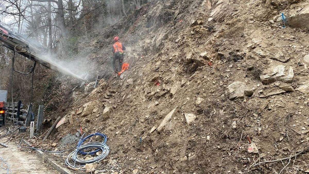 Derzeit wird intensiv gebohrt, um die Felsnägel fixieren zu können