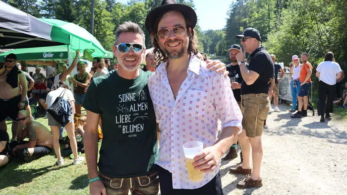 Herwig "Fuzzman" Zamernik mit dem Chorleiter des Männergesangsvereins Norbert Haimburger (von rechts)