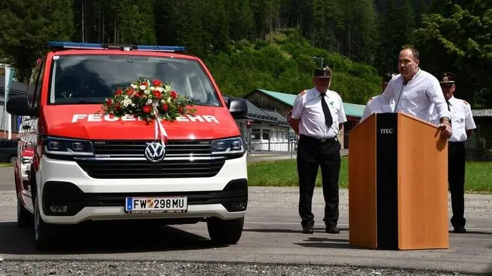 Viel Programm gab es am Samstag bei „Austin Powder“ in St. Lambrecht mit der Segnung des neuen Mannschaftsfahrzeuges der Betriebsfeuerwehr.
