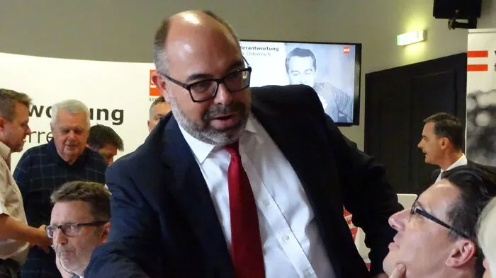 Spitzenkandidat Klaus Uwe Feichtinger begrüßt die Delegierten.