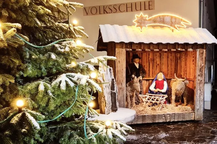 Am Samstag und Sonntag waren Krippen zu bewundern, es gab zahlreiche Stände und weihnachtliche Musik beim "Advent'ln".