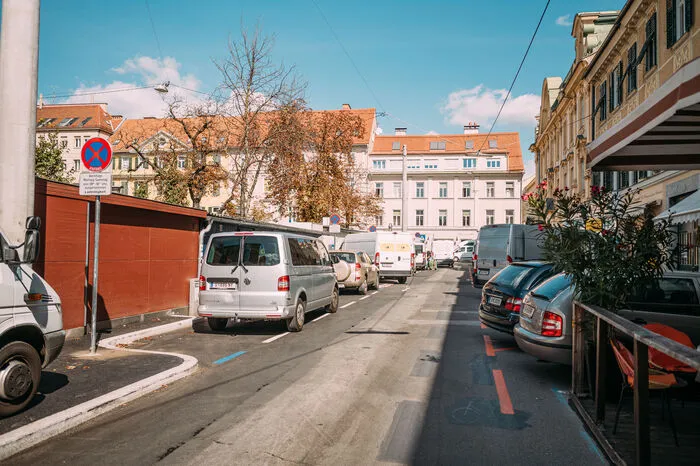 ... der Schlögelgasse den Rücken zu.