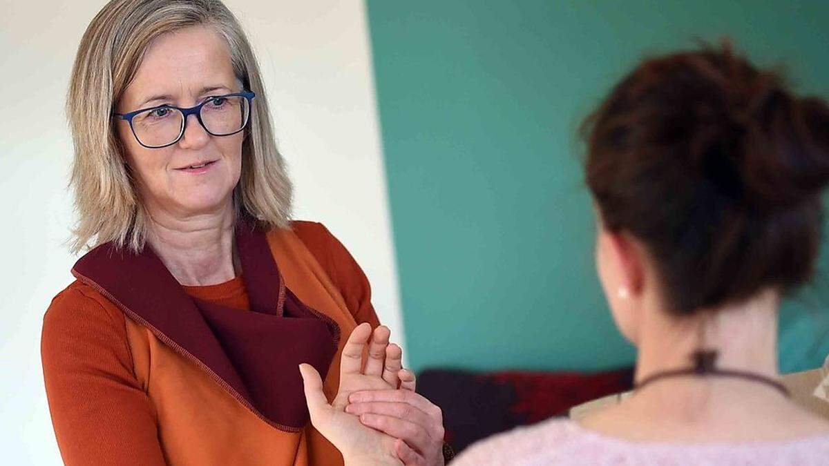 Die Selbstheilungskräfte können durch Hypnose aktiviert werden, ist Helga Kukla überzeugt