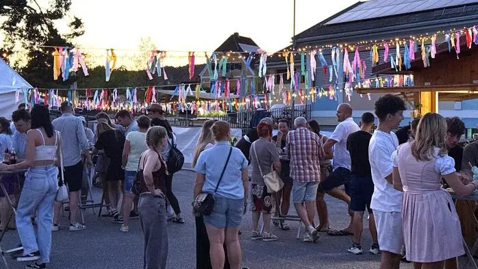 Bereits zum vierten Mal veranstaltete die Jugend Übersbach ihr tolles Sommerfest hinter der Mehrzweckhalle. Obmann Tobias Müller und sein Team begrüßten neben Ortsvorsteher Dieter Siegl auch Stadträtin Yvonne Medina Sandino, Kulturreferent Gregor Sommer oder Markus Jahn vom Stadtmarketing Fürstenfeld.