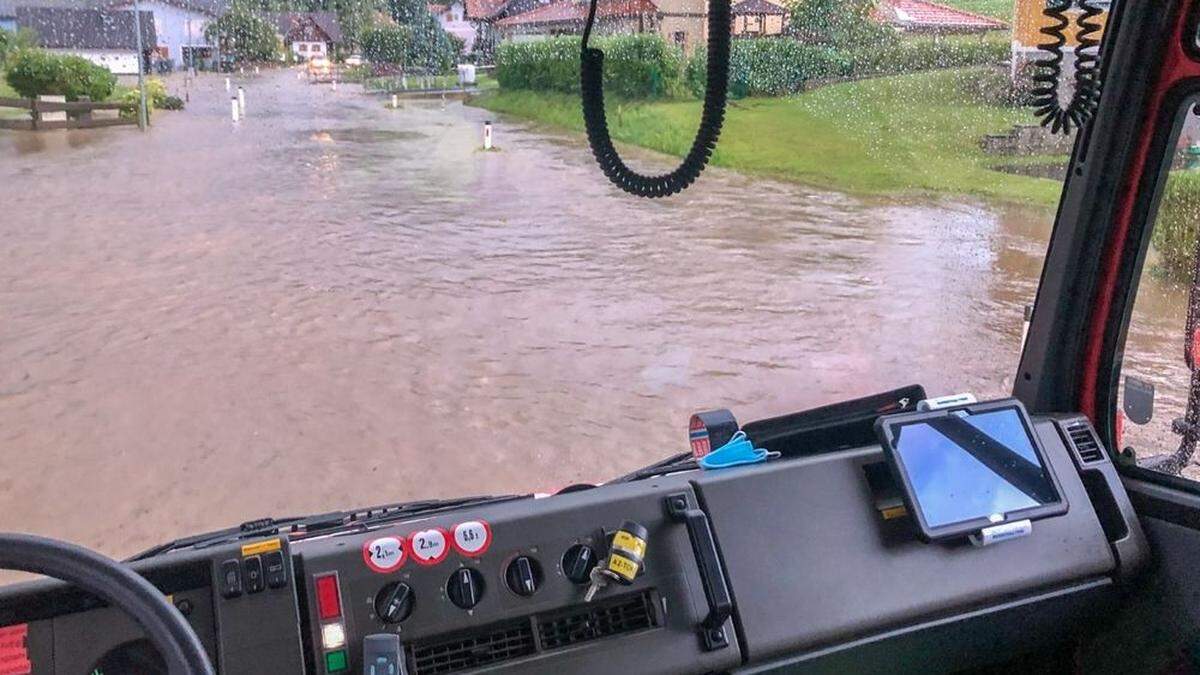 Die Straßen im Bezirk glichen vielfach Bächen