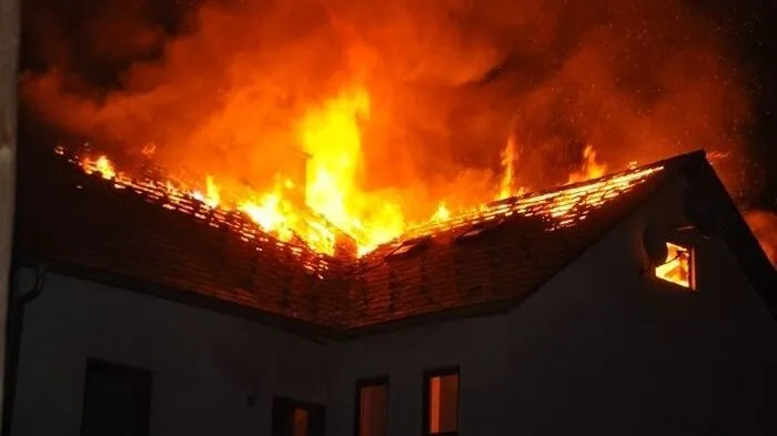Top 10: Dreistöckiges Haus stand in der Nacht auf Dienstag in Flammen. Fast 100 Feuerwehrleute waren im Einsatz. Brand entstand in der Zwischendecke, wo elektrische Leitungen für eine Lichtanlage verliefen.