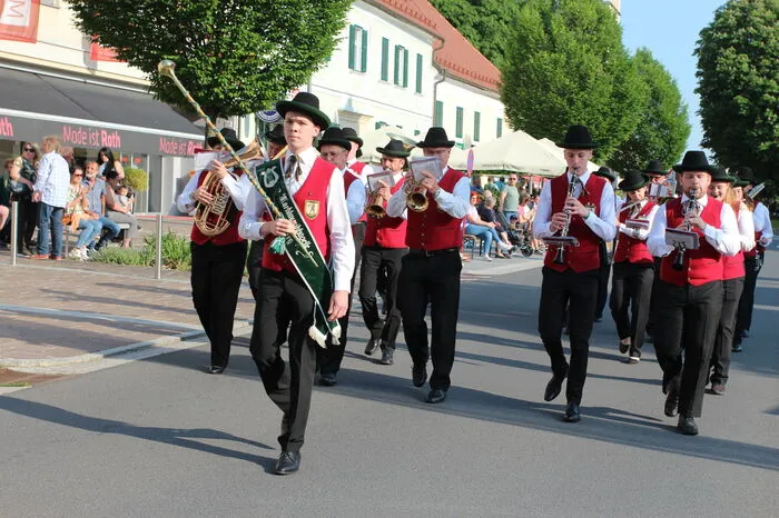Bemerkenswert ist, dass bereits mehr als 40 Prozent der Kapellenmitglieder Frauen sind. "Es sind alle bestens in Musikschulen und Hochschulen ausgebildet. Auch das Auftreten mit Tracht oder Uniform gibt ein buntes, abwechslungsreiches Bild", sagt Bezirksobmann Franz Monschein.